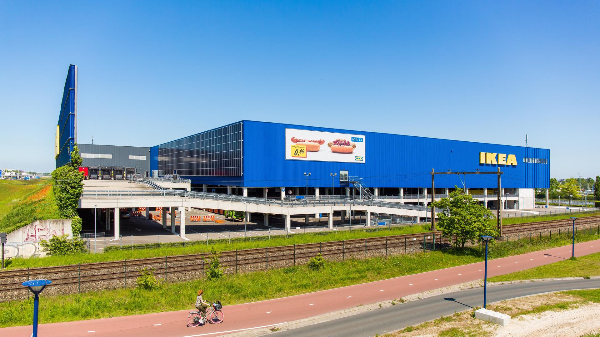 Foto van een grote, blauwe IKEA-vestiging.